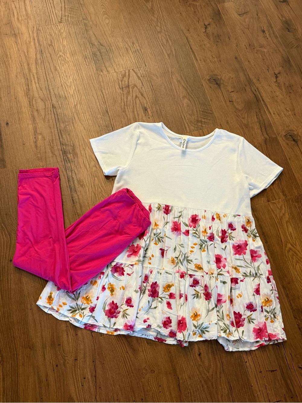Boutique Set White & Floral Tiered Top with Pink Capri Leggings